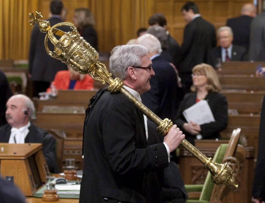 日本がゴールデンに賑わっている時期ですが、カナダでは黄金のメイスを持った高官が議会の秩序を守っています。
