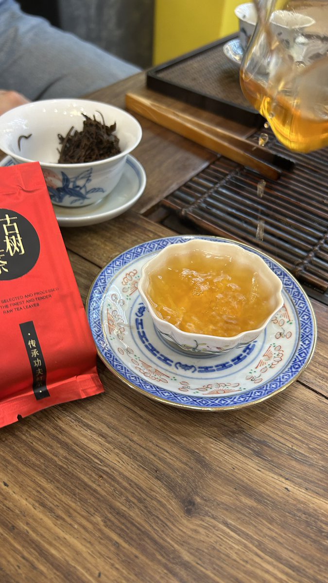nfmrcha's tweet image. Sharing my latest Yunnan black tea find! Here is the breakdown 🆚
The "Yunmei" Ancient Red Sourced from high-altitude gardens at 2,300 meters. Price: 380 RMB for a 250g box (50 packs). (Made from early spring tips in the style of Jin Jun Mei.)
🔥 Charcoal Fired: This #tea