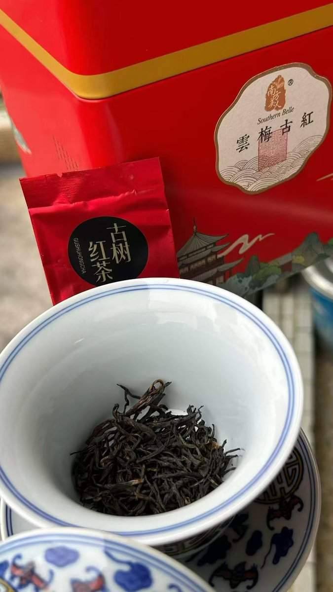 nfmrcha's tweet image. Sharing my latest Yunnan black tea find! Here is the breakdown 🆚
The "Yunmei" Ancient Red Sourced from high-altitude gardens at 2,300 meters. Price: 380 RMB for a 250g box (50 packs). (Made from early spring tips in the style of Jin Jun Mei.)
🔥 Charcoal Fired: This #tea