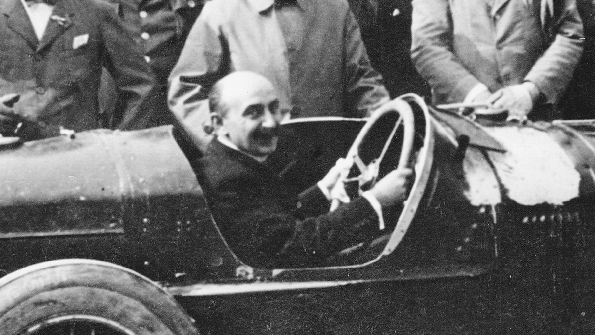 AlfaRomeo_es's tweet image. 150 años del nacimiento de Nicola Romeo.​
El visionario que transformó una empresa incipiente en un icono de innovación, pasión y performance. El mismo ADN que impulsa cada Alfa Romeo.​

#AlfaRomeo