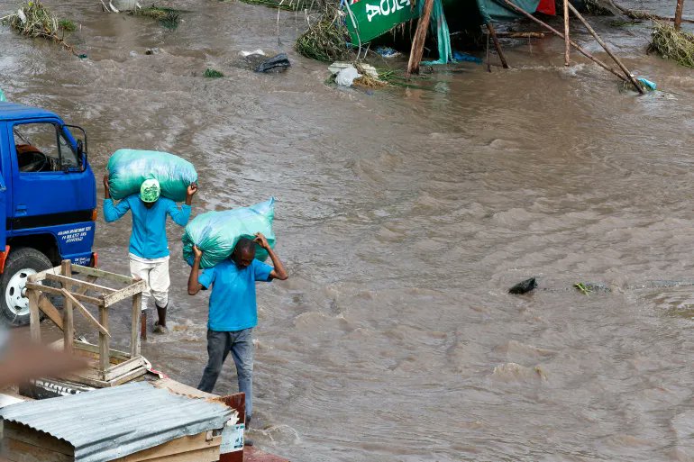 addisstandard's tweet image. News: Floods and landslides kill at least 18 in #Kenya

At least 18 people have died in flooding and landslides caused by heavy rains in multiple parts of Kenya.

The police stated on Sunday that landslides were reported in Tharaka Nithi, Elgeyo-Marakwet, and #Kiambu counties in