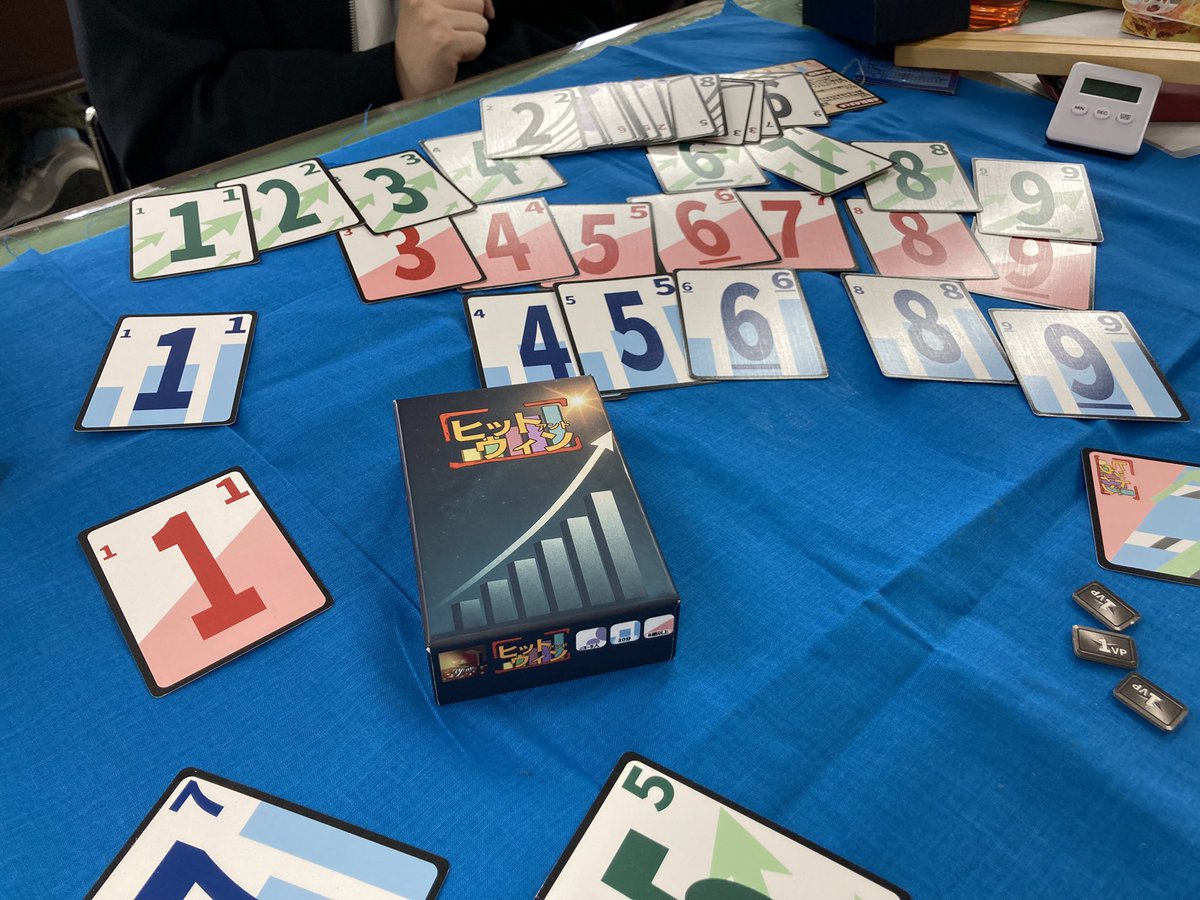 #さい相互試遊PR会 に参加しました！
遊飲チャンネル (<a href="/Fei_yuno_chan/">フェイ@遊飲(ゆの)チャンネル</a> )さんの『ヒットアンドウィン』
自分のカードの半分以上が見えない中で遊ぶメイフォロートリテ(?)
ただし得点手段は見えないカードを推理して当てるのがメインな印象
トリッキー・サウンドを遊びやすくした感じ(伝わるか…🤔)
