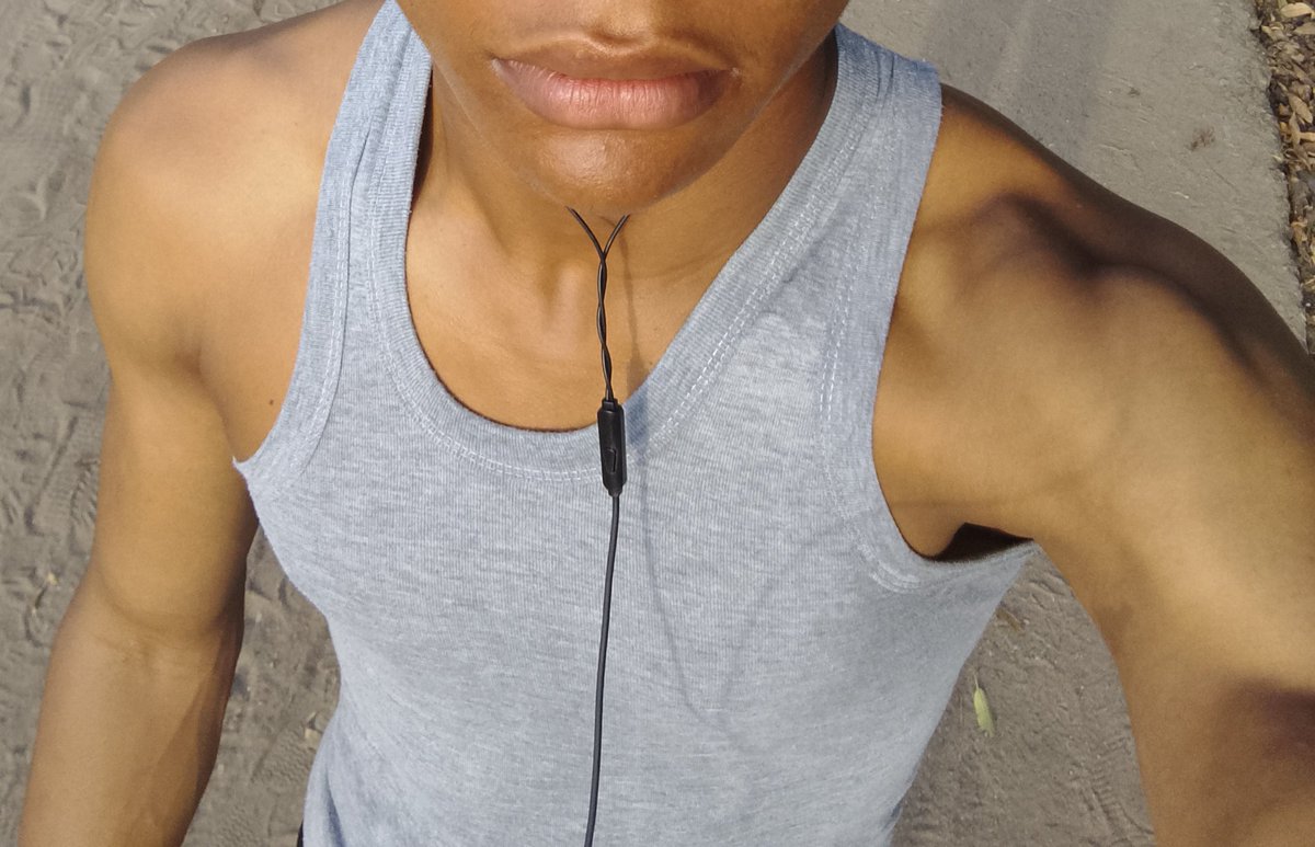 xarlyyy_x's tweet photo. maybe i should start up a gym membership for the first time. what do you think? https://t.co/qP2gfySKcA