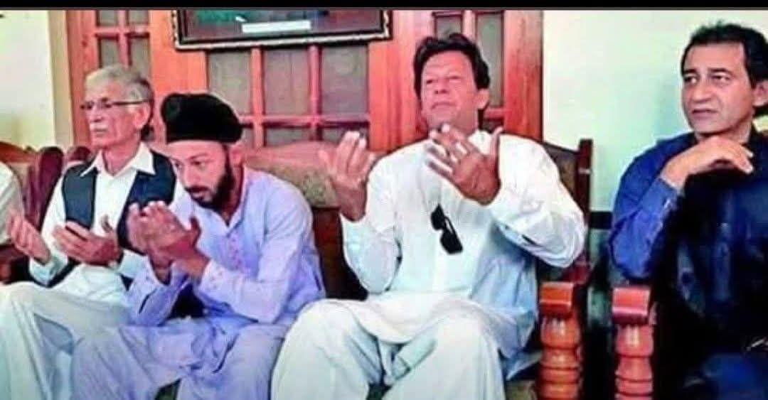 کتنا پیار دور تھا جب سکھوں کی بھی فاتحہ پڑھی جاتی تھی 😂
مختصر تھا لیکن انتہائی گھٹیا دور تھا
