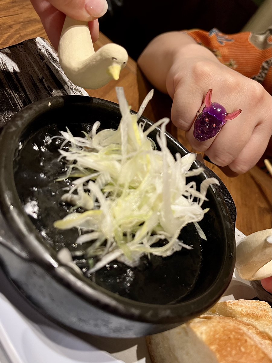 グツグツに煮えたイカスミのアヒージョ！
地獄のような景色に般若もにっこり！