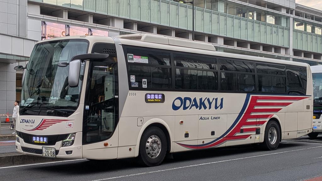 バスタ新宿18時05分発の御殿場駅行き、特急63便。 車両∶2008 撮影地