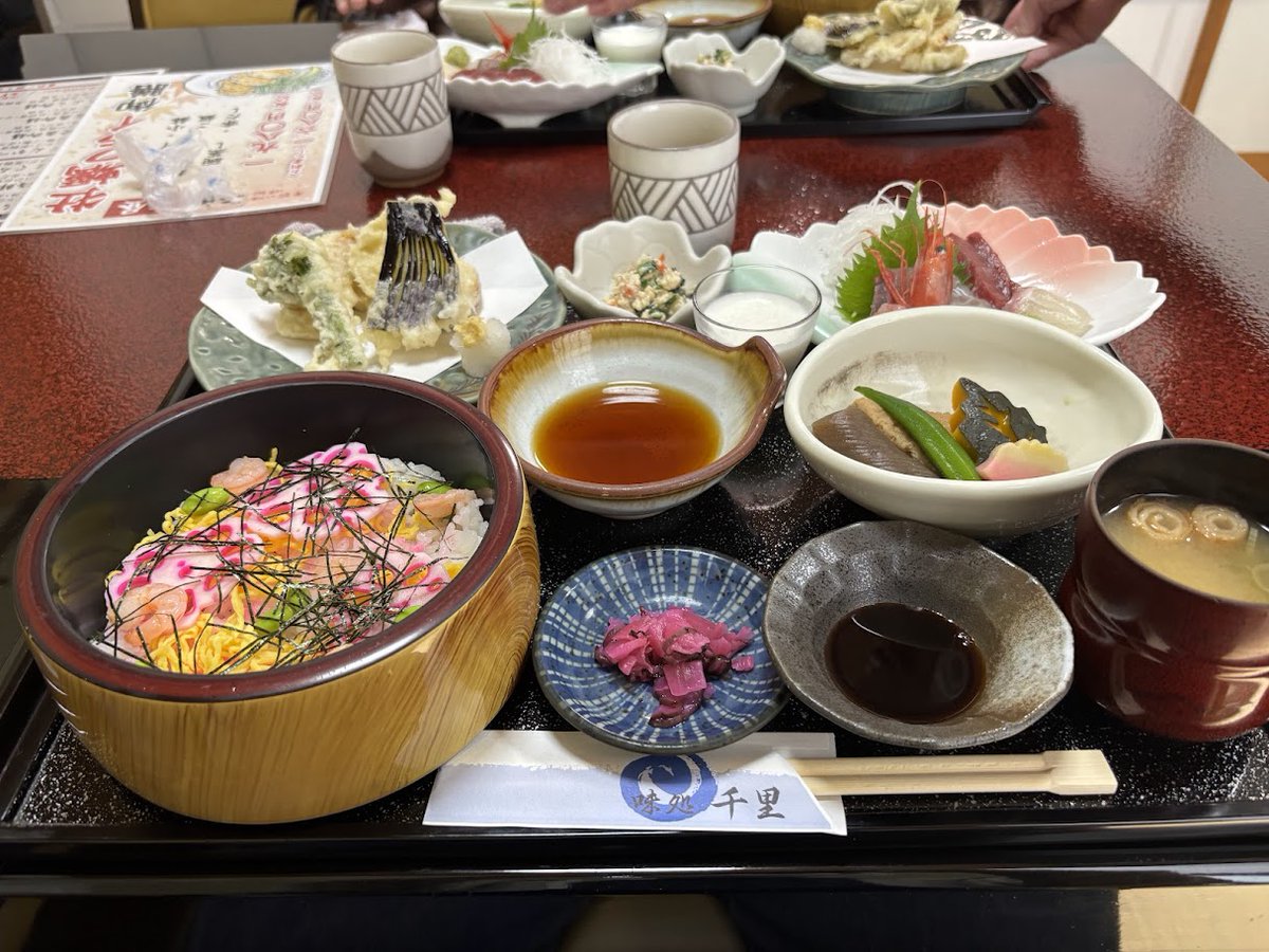 この前のお昼の食事会・・・誤算だったのはこの他に焼き魚と茶碗蒸しが出てきたこと・・・食べ過ぎ