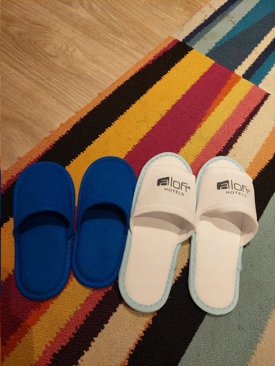 Yu10909769's tweet photo. アロフト大阪堂島

独特のベッド配置！　
シングルベッドですが、思っていたより幅広なので、子どもの添い寝は問題ないです😊

子ども用のスリッパがかわいい😁 https://t.co/abs45DPgCG