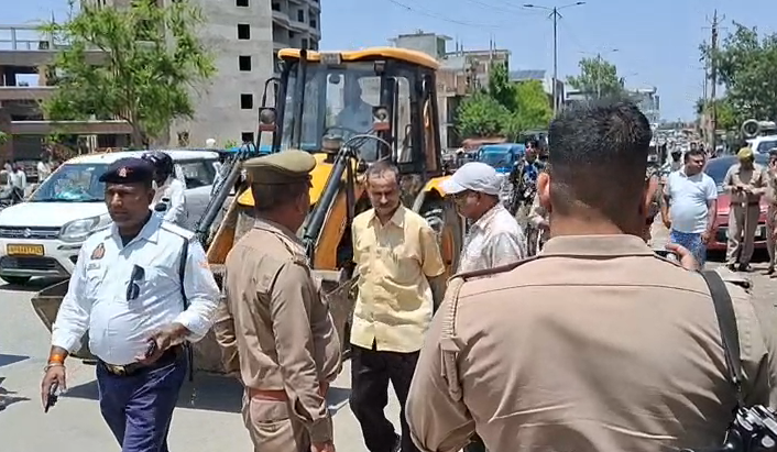 bstvlive's tweet image. मैनपुरी  : शहर में चला अतिक्रम हटाओ अभियान

➡अतिक्रमण करने वाले दुकानदारों को चेतावनी
➡मॉल होटल मालिकों को 3 दिन का समय
➡अभियान में SDM, CO संग पुलिस रही मौजूद 
 
#Mainpuri #UPNews #Encroachment @mainpuripolice
