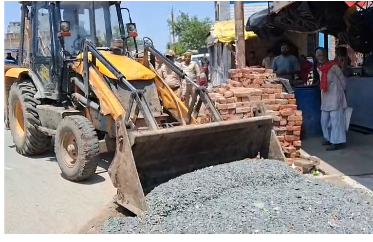 bstvlive's tweet image. मैनपुरी  : शहर में चला अतिक्रम हटाओ अभियान

➡अतिक्रमण करने वाले दुकानदारों को चेतावनी
➡मॉल होटल मालिकों को 3 दिन का समय
➡अभियान में SDM, CO संग पुलिस रही मौजूद 
 
#Mainpuri #UPNews #Encroachment @mainpuripolice