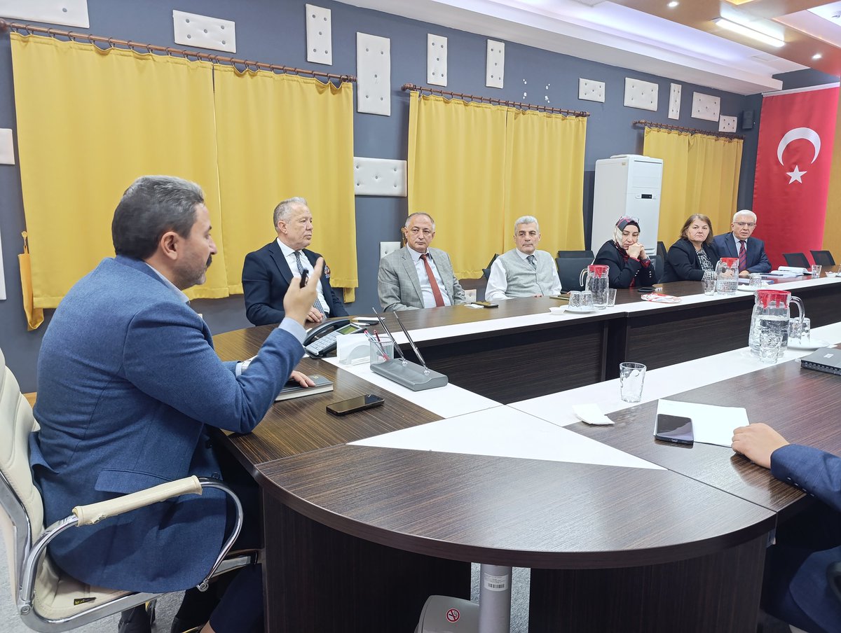GSB_Eskisehir's tweet photo. AYLIK DEĞERLENDİRME TOPLANTISI GERÇEKLEŞTİRİLDİ

İl Müdürümüz Hasan Kalın, yurt müdürlerimiz ve şube müdürlerimiz ile birlikte aylık değerlendirme toplantısını gerçekleştirdi.

@oa_bak @gencliksporbak https://t.co/OCIi0k57eZ