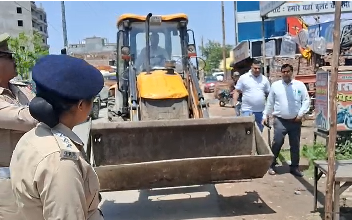 bstvlive's tweet image. मैनपुरी  : शहर में चला अतिक्रम हटाओ अभियान

➡अतिक्रमण करने वाले दुकानदारों को चेतावनी
➡मॉल होटल मालिकों को 3 दिन का समय
➡अभियान में SDM, CO संग पुलिस रही मौजूद 
 
#Mainpuri #UPNews #Encroachment @mainpuripolice