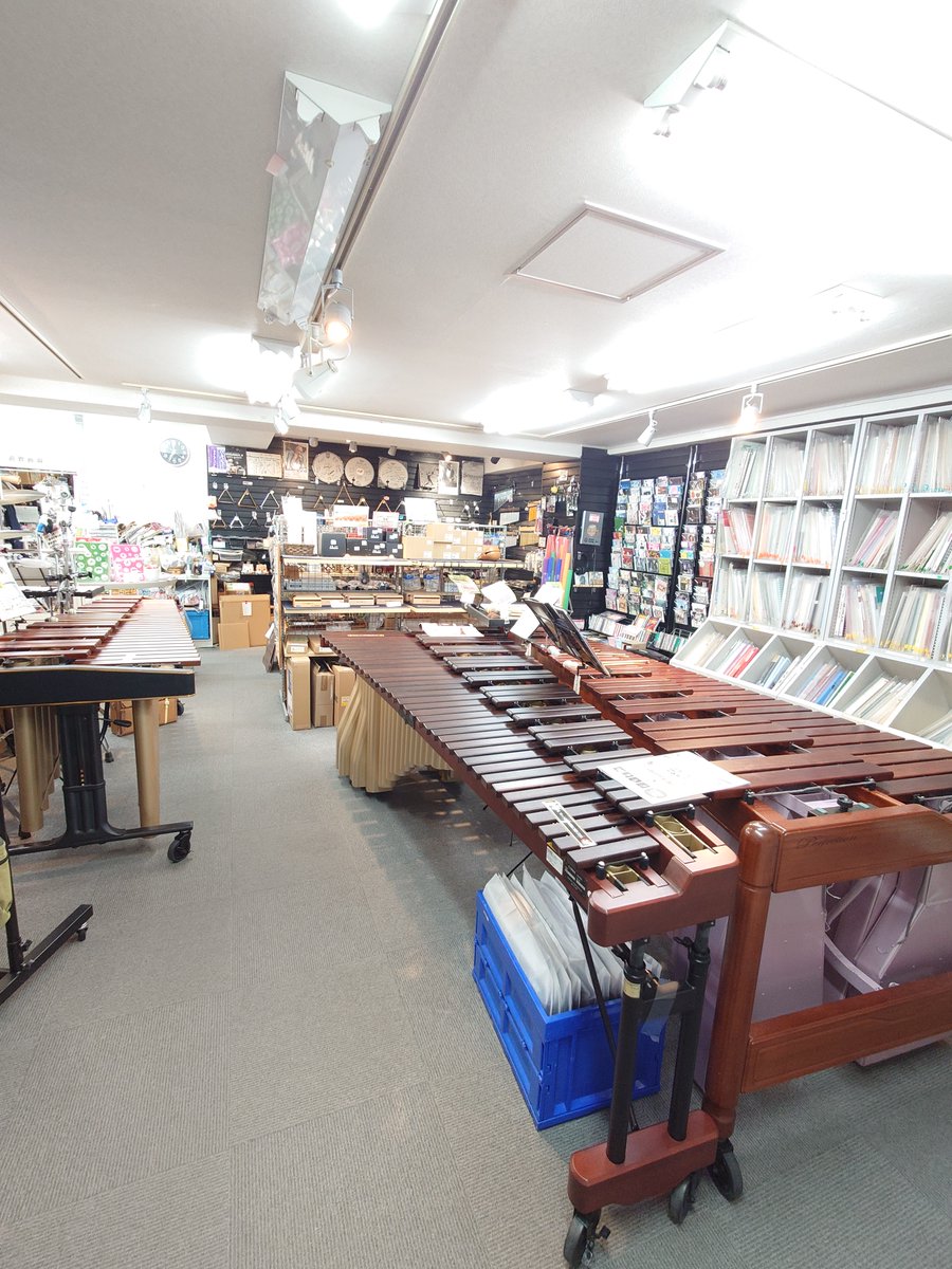 kmkJPC's tweet photo. 現在PercussionCity5階がマリンバに支配されております。

通常の形と異なりますので、皆様入り口で ”きゃっマリンバ” となりますが、安心して試奏してください。
そしていつか貴方もマリンバに支配されるお部屋を作りましょう
https://t.co/Otr39wdK4L
＃マリンバ購入応援フェア　＃楽器のある風景 https://t.co/u6mfv0jo0w