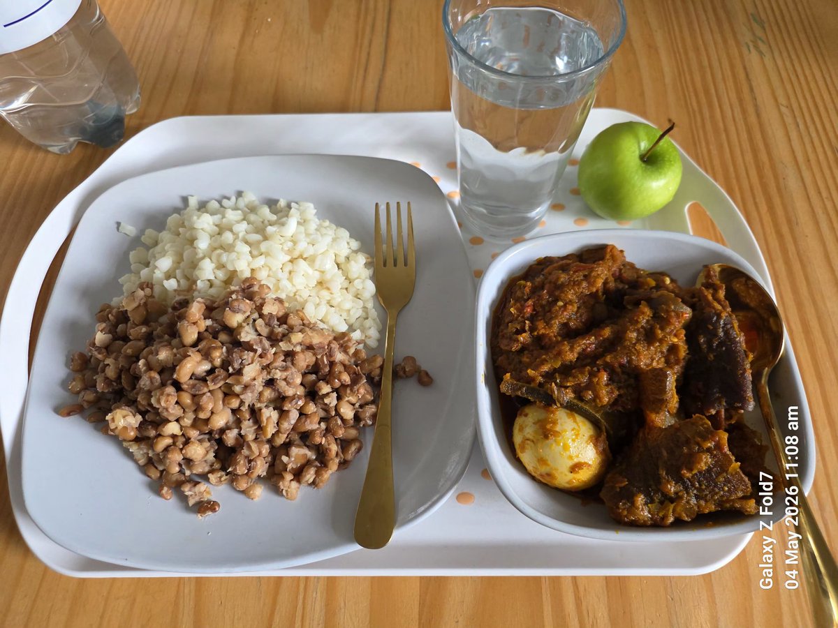 olajideobe's tweet image. It's breakfast o'clock.

Meal: egbò and ẹ̀wà with ata díndín containing oríṣiríṣi like pọ̀nmọ́, beef and boiled egg as protein. Fruit is granny smith apple. 

Bon appetite. Ẹ wá jẹun o.
#AgbaChef #Foodie.