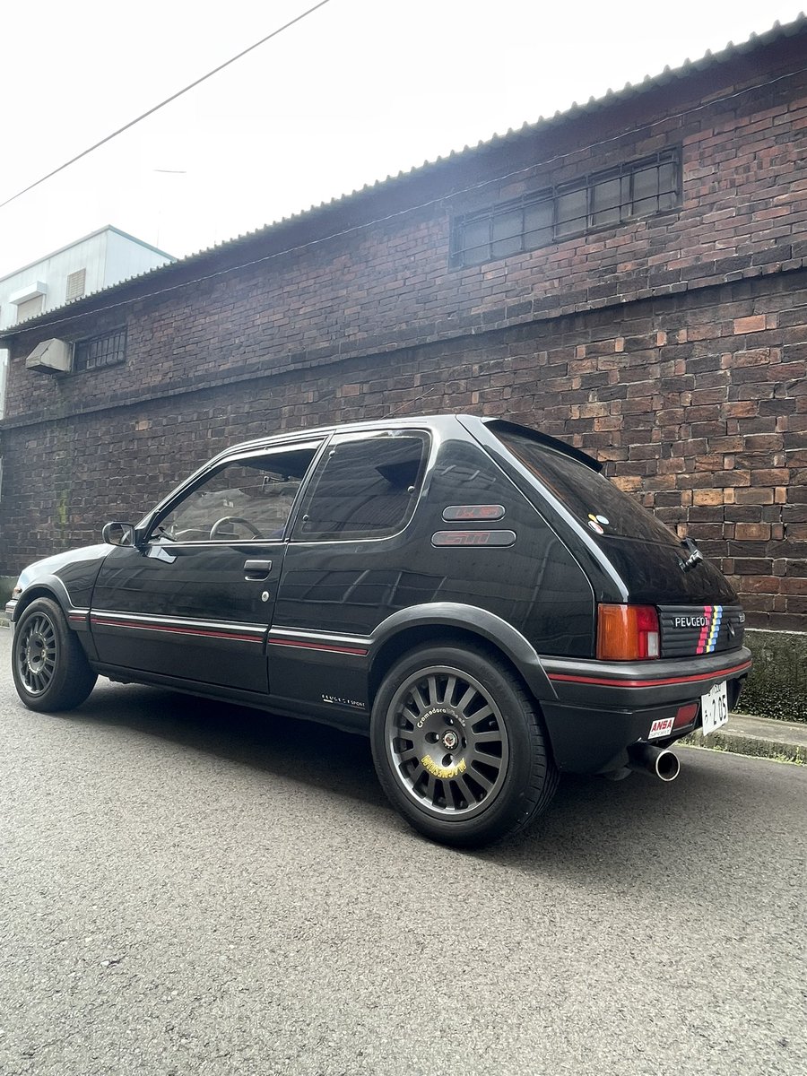 ra5p3's tweet photo. 205を走らしに！
煉瓦積みが似合うわ🎶

#プジョー205gti https://t.co/MCeQYgWlYs