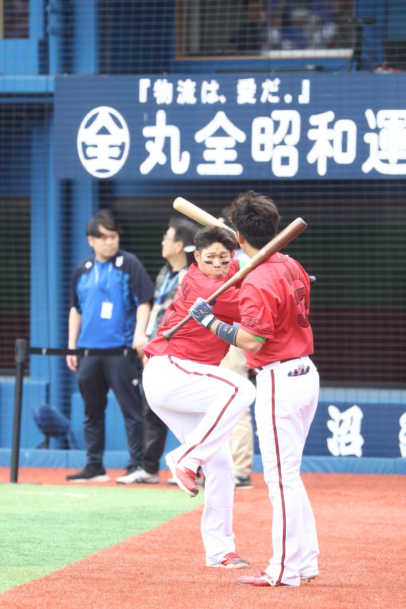 carp_kawasaki12's tweet photo. モノマネw→２人ワチャワチャ見���たから今日は勝ち
#坂倉将吾 
#野間峻祥 
20260504横浜スタジアム https://t.co/z4tfbysukO