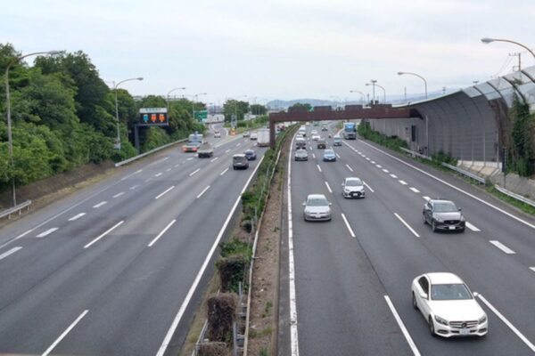 livedoornews's tweet photo. 【注意】高速道路の逆走は「目的のICを通過」したときに発生…対処法は
https://t.co/Wdq6JAP45H

追加料金なしで目的地まで戻れる制度がある。最寄りのICから一般レーンで出て、係員に事情を説明しETCカードを提示すると「特別転回証明書」が発行されることがある。その後は、係員が誘導するという。 https://t.co/UectGLSl9N