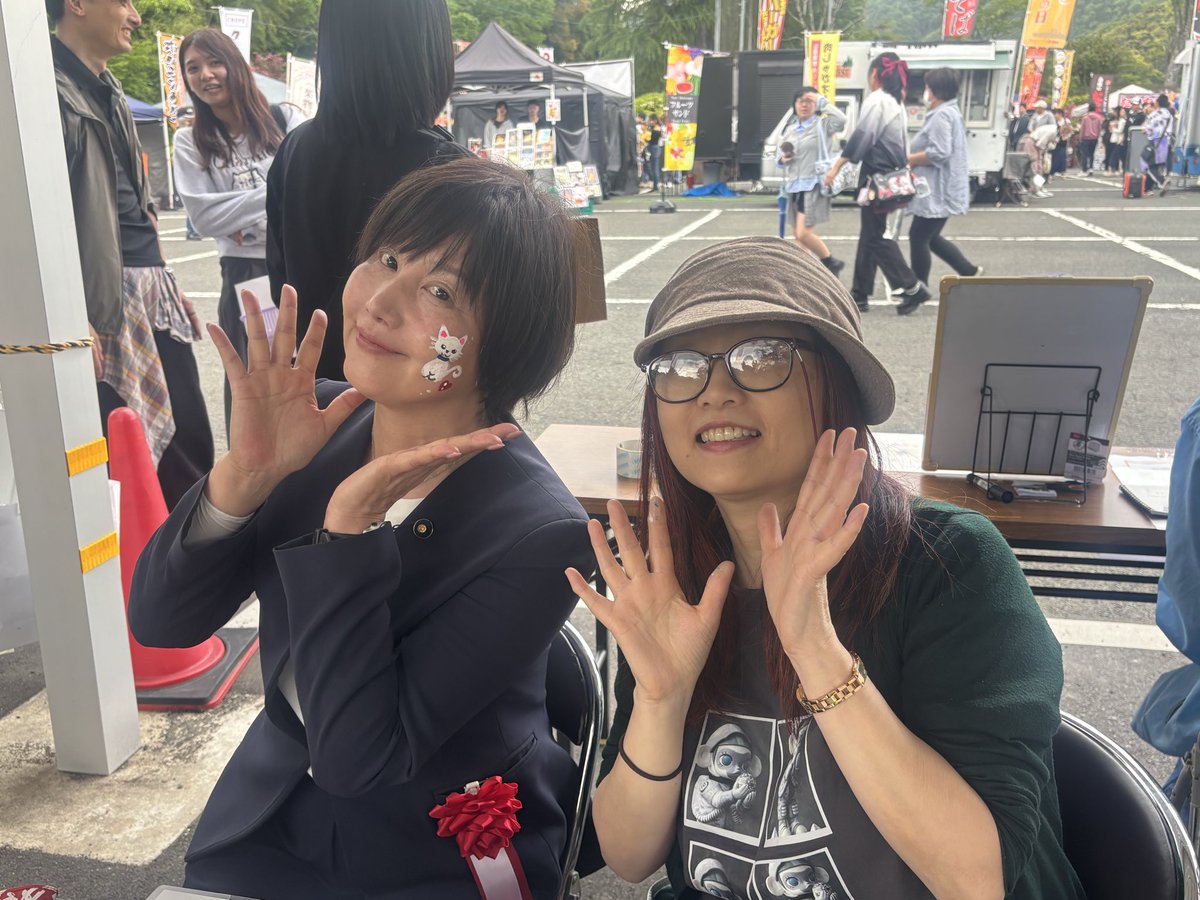 oharamai's tweet photo. 第38回舞鶴つつじまつりへ。
同級生や知り合いの方々にもたくさんお会いでき、大満喫の一日でした。

南舞鶴女性の会さんのおうどんも美味しく、地域の方々と楽しくお話しし、愛猫ハスラーをモチーフにしたフェイスペイントも。
ご家族の笑顔あふれる、温かなつつじまつりでした。

#舞鶴つつじまつり https://t.co/E3ufDeXmBk