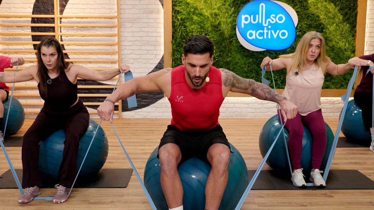 laregiontele's tweet photo. "Estaba no bar"🍻

Hoxe, @eddyfisterra propuxo unha sesión coa pelota de pilates, a goma e a esteira!

Na clase, falouse do tempo que tardou Marco en atopar a súa nai e Estrella e Noemi recorban onde estaba e non era onde dixo Anxo 😂 E vós, sabedes onde estaba a nai de Marco?🔥 https://t.co/d2unG72iCI