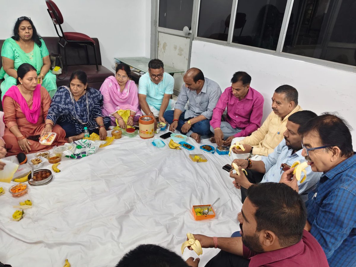 संगठन की शक्ति ही राष्ट्र निर्माण की सबसे बड़ी आधारशिला है।

बरेली शहर विधानसभा के अंतर्गत टीवरी नाथ मंडल के कार्यकर्ताओं द्वारा आयोजित सहभोज कार्यक्रम में सहभागिता की। 

#संगठन_शक्ति #सहभोज_कार्यक्रम #बरेली #BJP4UP #BJP4IND