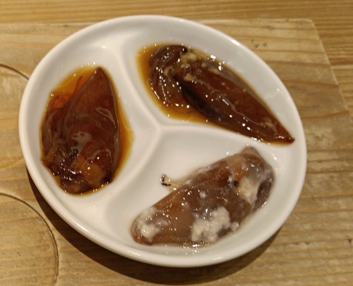 mahonohohon's tweet photo. ずっと行ってみたかった、富山物産館の富山バーに行ってきました✨
日本酒利き酒セットと、ホタルイカ3種盛り☺️
ホタルイカはお土産に購入もしました〜
#富山バー
#日本酒利き酒セット
#ホタルイカ3種盛り https://t.co/FWviM5nR7I