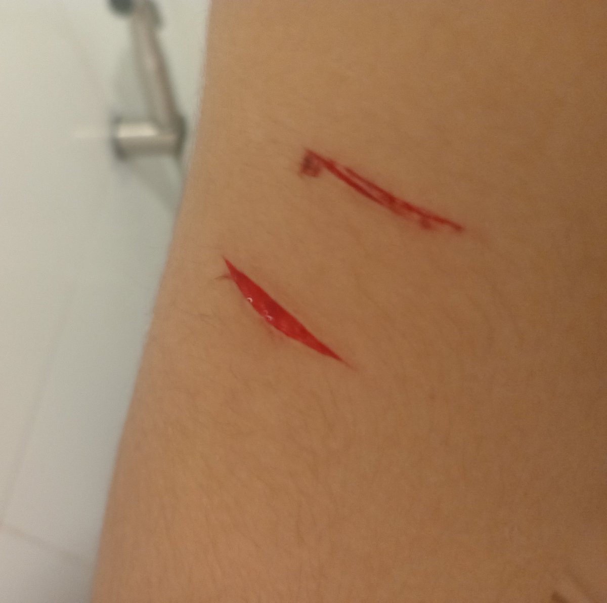 isy_isha's tweet photo. Cortesitos de ayer

El primero fue un corte en colaboración que me hice con una amika jajajajajaj https://t.co/tbP2LPv3Se