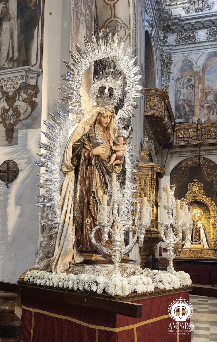 🔵CORONACION| Para los próximos encuentros, la Stma. Virgen luce el manto blanco de brocado valenciano en plata de 2013 y cetro de de <a href="/JoaquinOssorioM/">Joaquín Ossorio M</a> bajo diseño de <a href="/jsanchezdlreyes/">JavierSanchezdlReyes</a>. Porta la medalla de la Ciudad de Sevilla otorgada a N.H. D. José Sebastián y Bandarán.