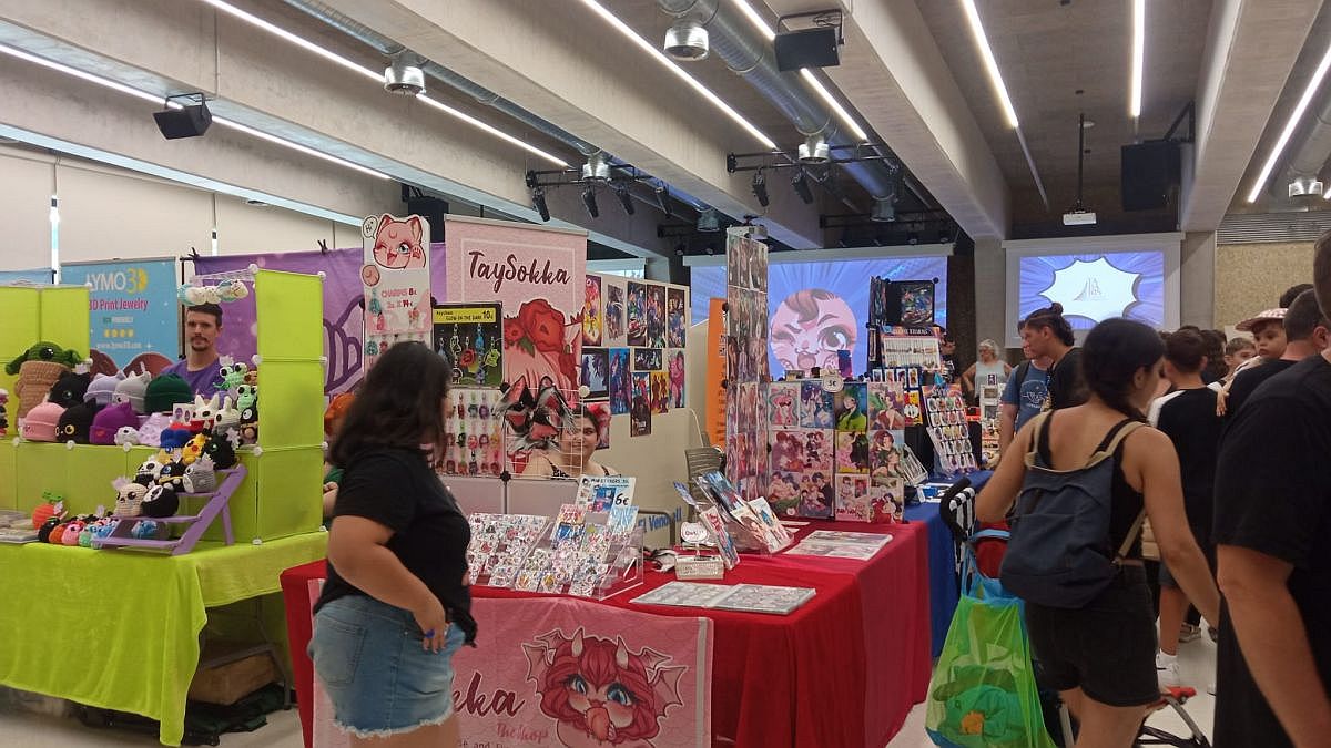 elvendrell_cat's tweet photo. 🕹️El cap de setmana del 9 i el 10 de maig, l'edifici Tabaris de Coma-ruga acollirà la 3a edició de l’1UP, el saló del videojoc, còmics manga i jocs de taula
https://t.co/5Howx8dYcT
@jovevendrell @Turismevendrell 
#elVendrell #Infància #Joventut #Videojocs #Còmics #Manga #Jocs https://t.co/LiG9a2AjTF