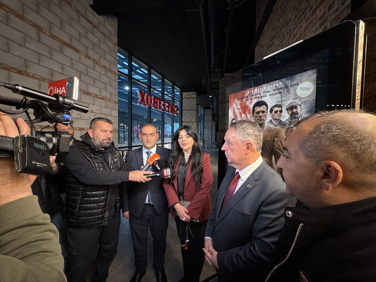AlfatlEkrem's tweet photo. Merhum Abdullah Çatlı’nın doğru anlaşılması ve gelecek nesillere sağlıklı bir şekilde aktarılması açısından büyük önem taşıyan “Çatlı” filmini; kıymetli kızı Doç. Dr. Sayın Gökçen Çatlı, değerli oyuncular Ömer Kurt ve Tolga Obalı ile birlikte Bursa İl Başkanlığımızda izledik.

Yakın tarihimizin mühim şahsiyetlerinden Abdullah Çatlı’nın hayatına ışık tutan bu anlamlı yapımda emeği geçen herkese teşekkür ediyorum.

Bu vesileyle; merhum Abdullah Çatlı’yı, Şehit Liderim Muhsin Yazıcıoğlu’nu, Başbuğ Alparslan Türkeş’i ve vatan uğruna can veren tüm kahramanlarımızı bir kez daha rahmet, minnet ve dualarla yâd ediyorum. Mekânları cennet, makamları âli olsun.