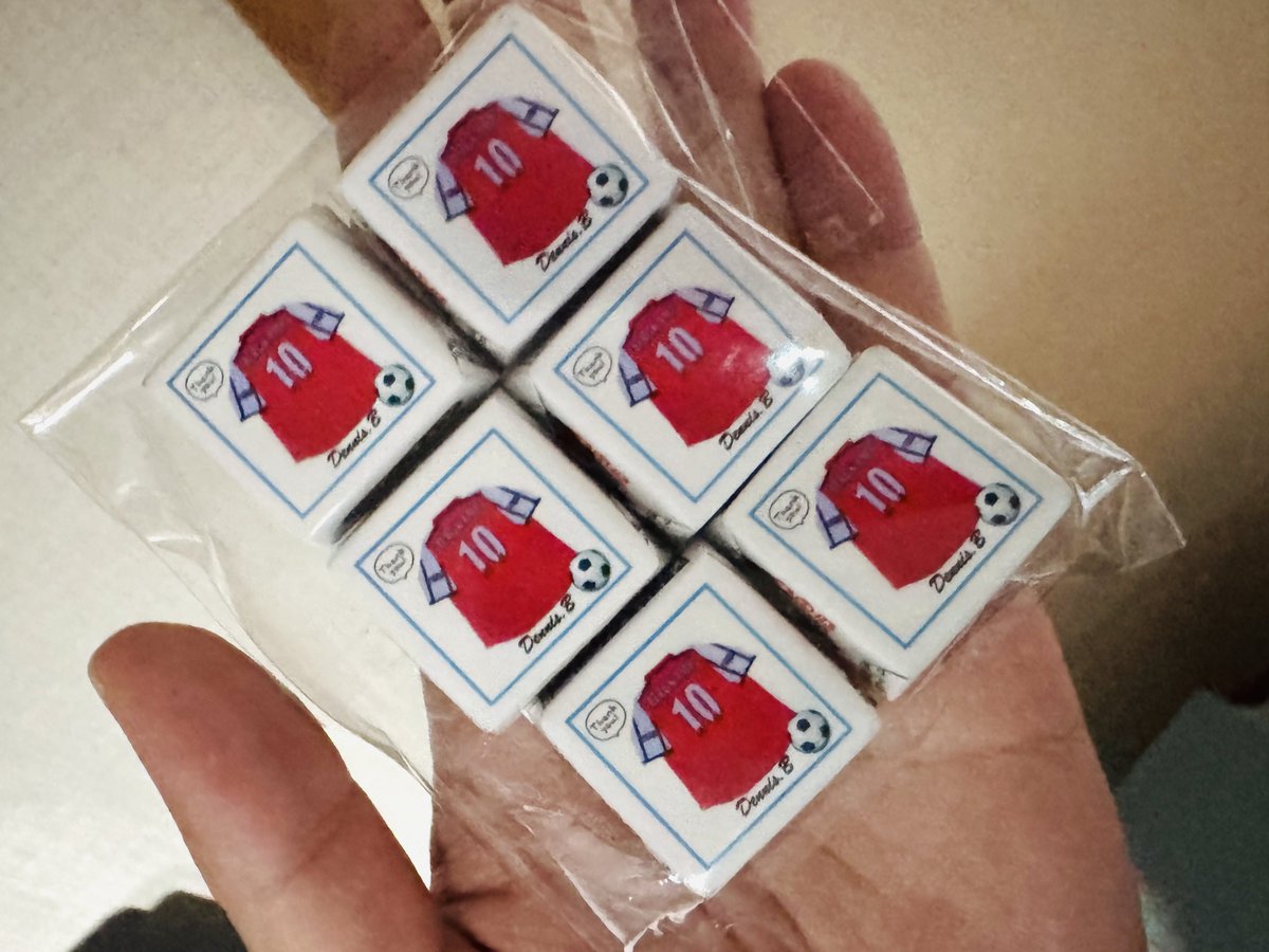 GW期間中にタイミングよく風邪を引いたので、一日中寝たきりでニコゲをやりながら過ごしました。
写真は超会議6日目にデニスBさんから頂いた特製オリジナルチロルチョコであります🍫