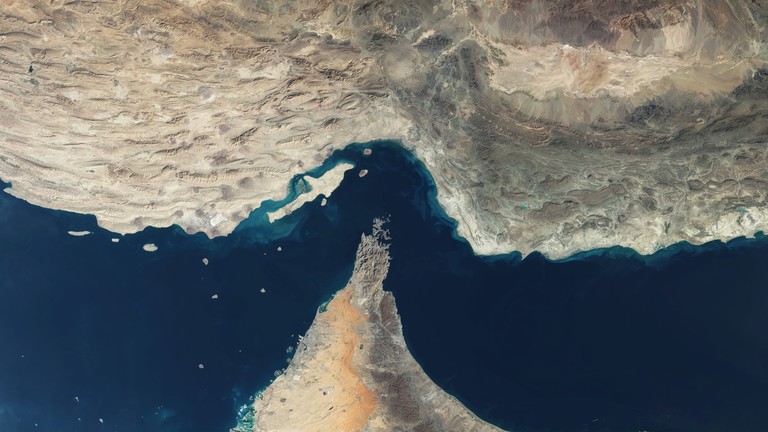 RT_com's tweet photo. Iranian Navy PREVENTS entry of 'American Zionist destroyers' into the Strait of Hormuz — Mehr News https://t.co/IuwwMWxF8T