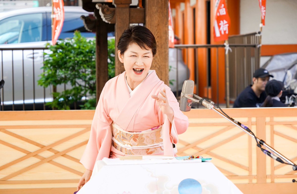 info_kaguramach's tweet photo. 神楽坂まち舞台・大江戸めぐり2026プログラム紹介
5月16日・17日「神楽坂楽座～講釈場」毘沙門天善國寺
再現した講釈場で語り芸を披露。
16日
神田梅之丞、田中奈央一、田辺銀冶、玉川奈々福、沢村まみ
17日
田辺いちか、竹本京之助、鶴澤賀寿、国本はる乃、玉川鈴、宝井琴調
https://t.co/XuFWyursq5 https://t.co/3mlDjhlfEJ