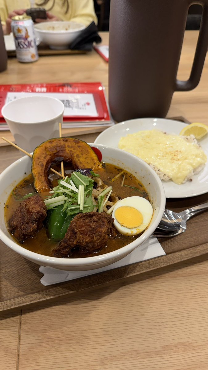 GourmetSCRAP's tweet photo. 【📍北海道スープカレーSuage 梅田】
北海道発の人気店がついに大阪初上陸！4月にルクア大阪のレストランフロアにやってきた。好きなカレー、スープ、辛さなどカスタム自由。自分はザンギと7種の野菜がゴロゴロ入ったカレーにした。+αでライスにチーズトッピングしたがこれがめちゃ旨かった。 https://t.co/DaTfSKQpDV