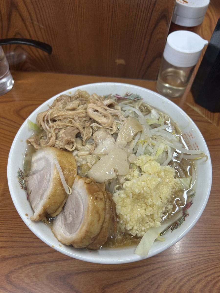 F3Jca's tweet photo. ラーメン二郎 亀戸店
大ラーメン＋ブタ1枚＋ほぐし肉

前回、前々回は大変好みであったが今回はゾーンから外れた。ただほぐし肉は質量的に素晴らしくあればマスト。因みに私の好みは乳化非乳化より微しょっぱか否か。 https://t.co/M5mo2q5ak9