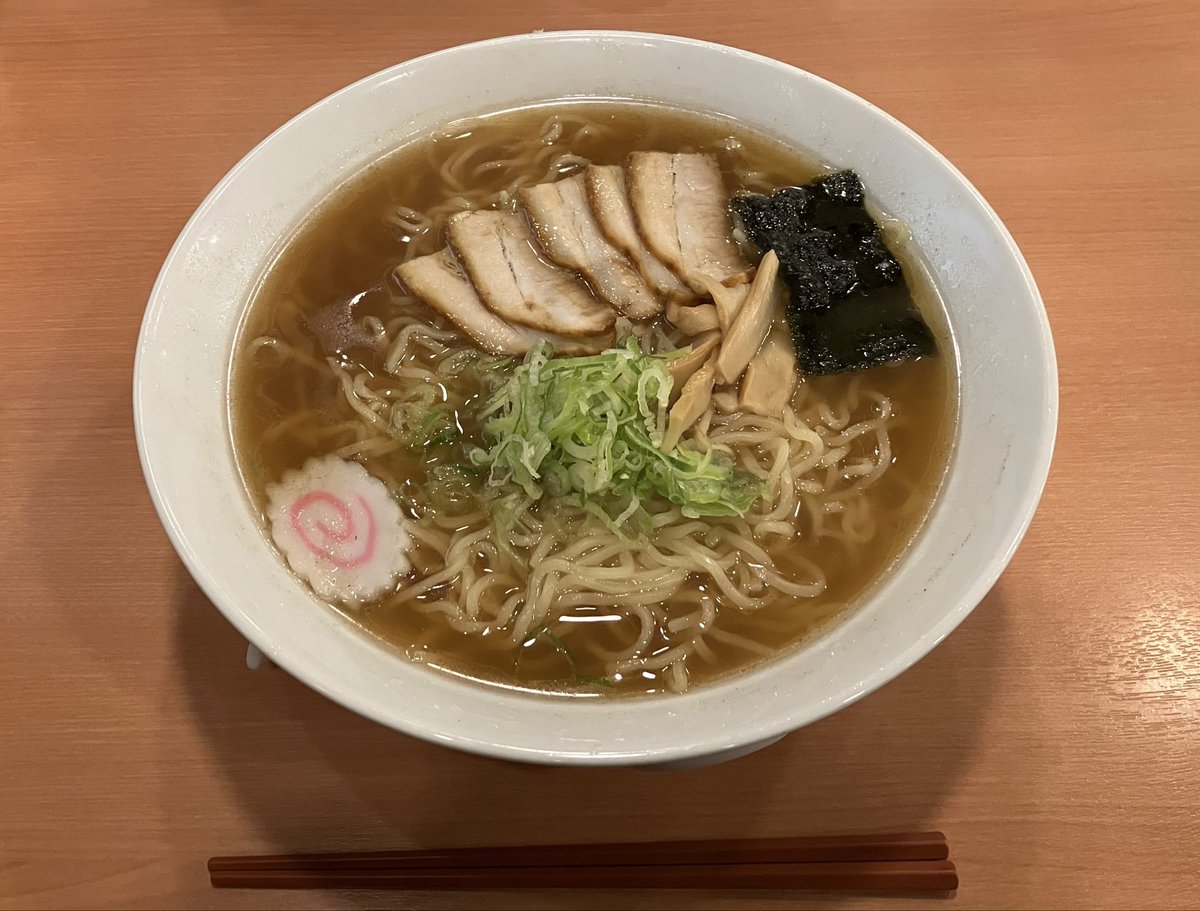 夕食は家族と幸楽苑、メガ中華そば大盛！🍜
たまにはシンプルな中華そばも良きですね✨