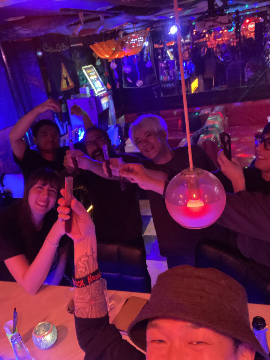 LANDSROCK's tweet image. 5/4(月)ランズのGW営業も
後半今夜含め残す所あと２日💨
昨夜もオープンから沢山の皆様
お集まり有難う御座います🙇‍♂️

今夜も19:00オープン🔥
#池袋 #ロックバー@LANDSROCK

遊び足りない皆様大集合‼️
ご新規様、お一人様も大歓迎✨
みんなでどんちゃん
騒いじゃいましょ🍻

ご来店お待ちしてます🙇‍♂️