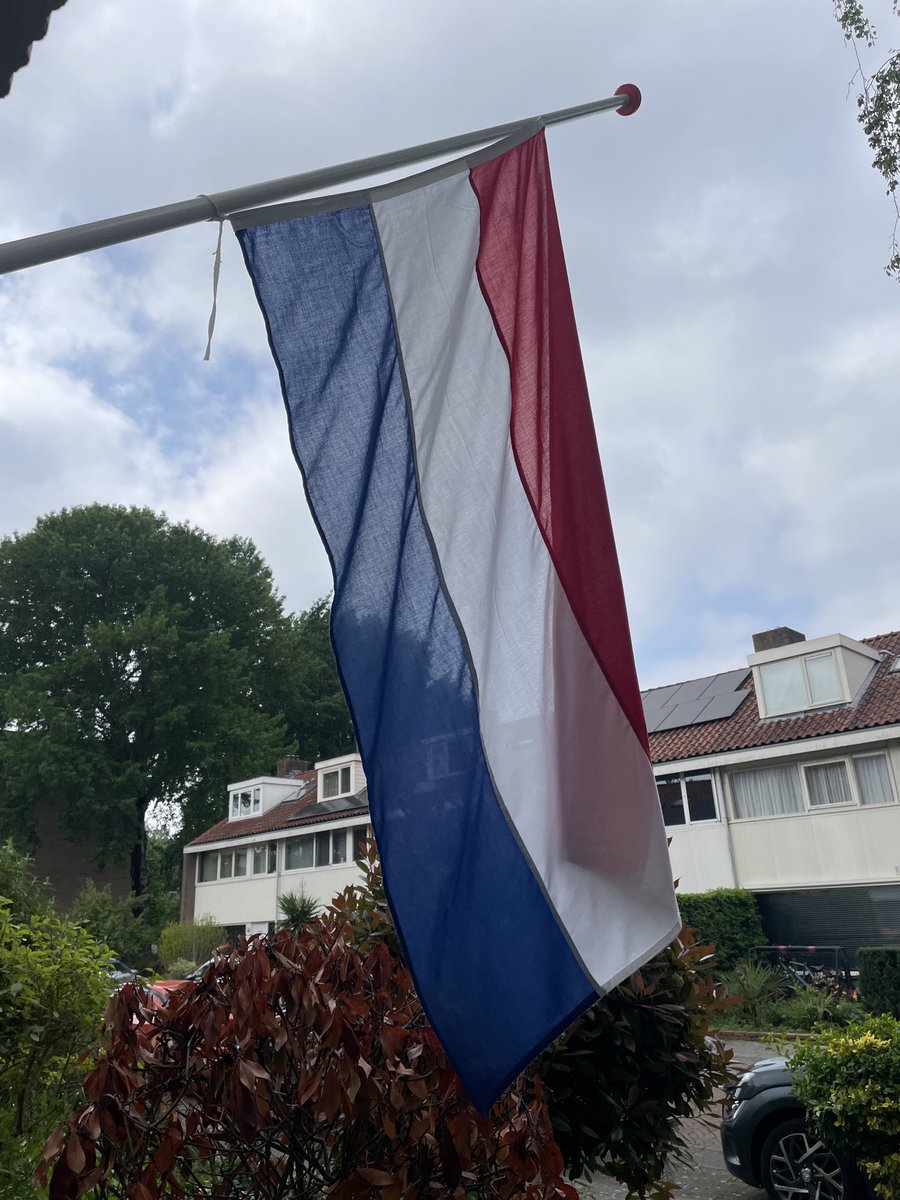MiRodPer's tweet photo. Mijn schild en de betrouwen zijt Gij, o God mijn Heer, op U zo wil ik bouwen, Verlaat mij nimmer meer. Dat ik doch vroom mag blijven, Uw dienaar t'aller stond, de tirannie verdrijven die mij mijn hart doorwondt. 
#4mei #dodenherdenking #herdenking #tweedewereldoorlog https://t.co/9U6r3Ms3pl