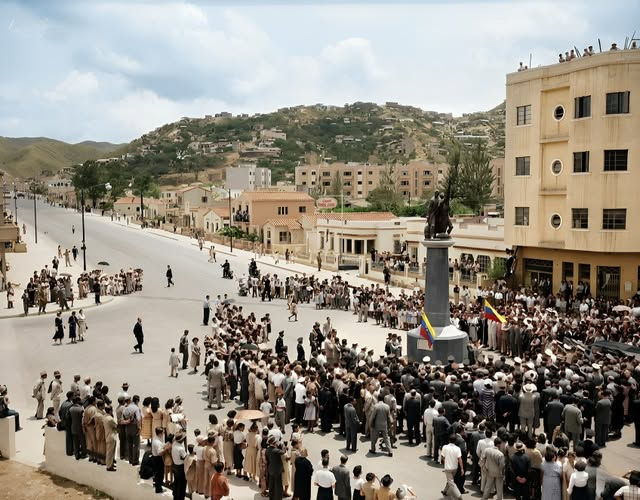 YosseCcs's tweet photo. Acto de inauguración de la Av. Nueva Granada, año 1953. https://t.co/FFBMVLCqSq