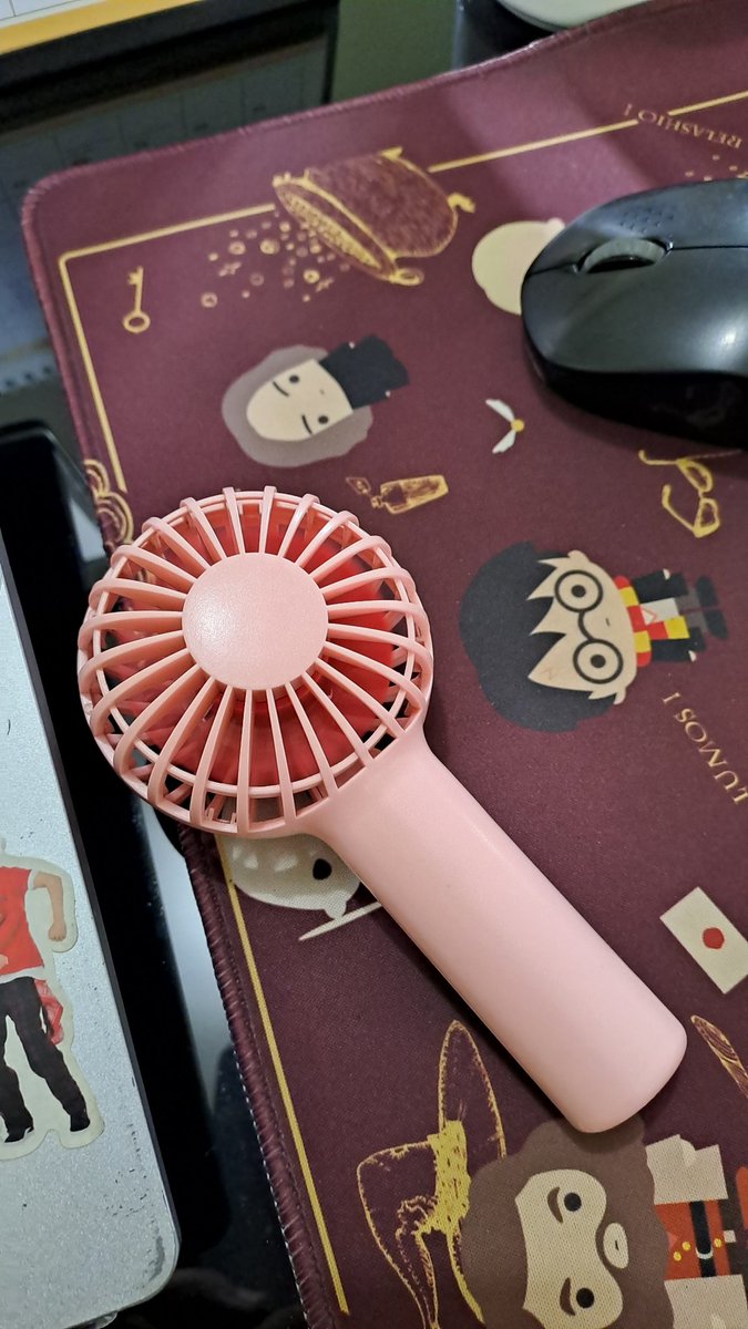 woodzdnvm's tweet photo. Akhir2 ini panas banget deh buset. Udah ada kipas di ruangan juga kurang rasanya. Untung pernah dikasih kipas sama ayangbebeb hikdddd. Terimakaci ayang bebeb🥰 https://t.co/u8W0HXhi0s