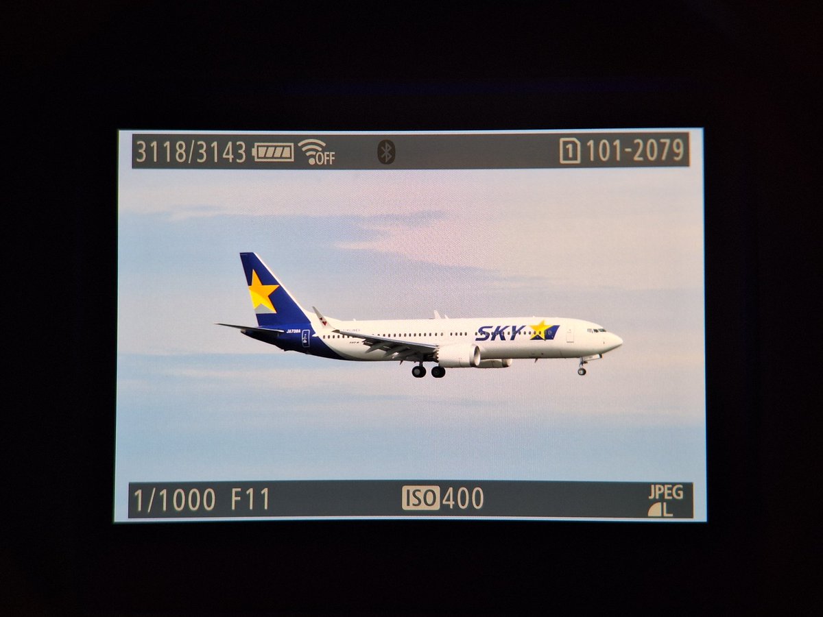 Su2haru's tweet image. SKY MARKの新しい機材737-8が羽田に到着！風が強くどうなるか不安でしたが一安心
仮の写真なのでまた後で

#skymark 
#B737-8
#JA738A 
#羽田空港
