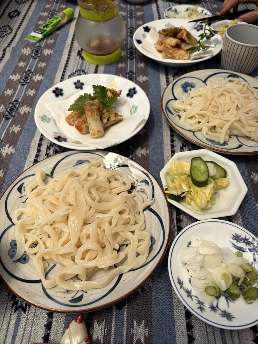 cocoapla's tweet photo. お昼は手打ちのうどーん https://t.co/arGRBdHGNm