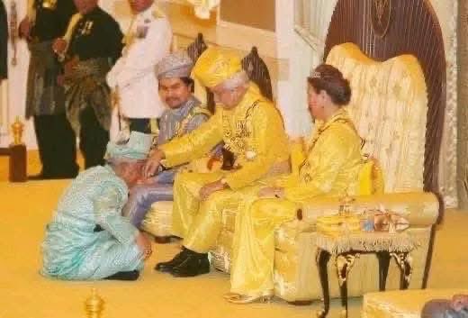 HAMBA 

“Undang tu setara atau lagi besar dari Raja YamTuan. Dia boleh lantik dan pecat ikut dia. Tak perlu persoalkan. Yamtuan kena terima” kata mereka. 

Biar gambar berbicara. 

Yang bersila itu Undang dan yang dicium tangan itu YamTuan. 

Nilaikan sendiri. 

Siapa hamba,