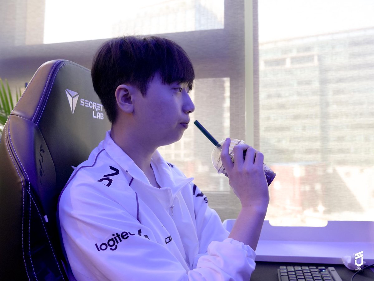 SOOPers_LoL's tweet image. [𝗦𝗢𝗢𝗣𝗲𝗿𝘀 𝗕𝗲𝗵𝗶𝗻𝗱 📸 - 𝗟𝗖𝗞 𝗥𝗢𝗨𝗡𝗗 𝟭, 𝟱.𝟬𝟭 🆚 𝗕𝗥𝗢]

DN SOOPers 선수단의 LCK ROUND 1 BRO 전 경기 현장👀
1R 응원해주신 팬 여러분 정말 감사드립니다💙

🔽비하인드 보러가기🔽
sooplive.com/station/freecs…

#STAYSHARP #DNS #DNSWIN