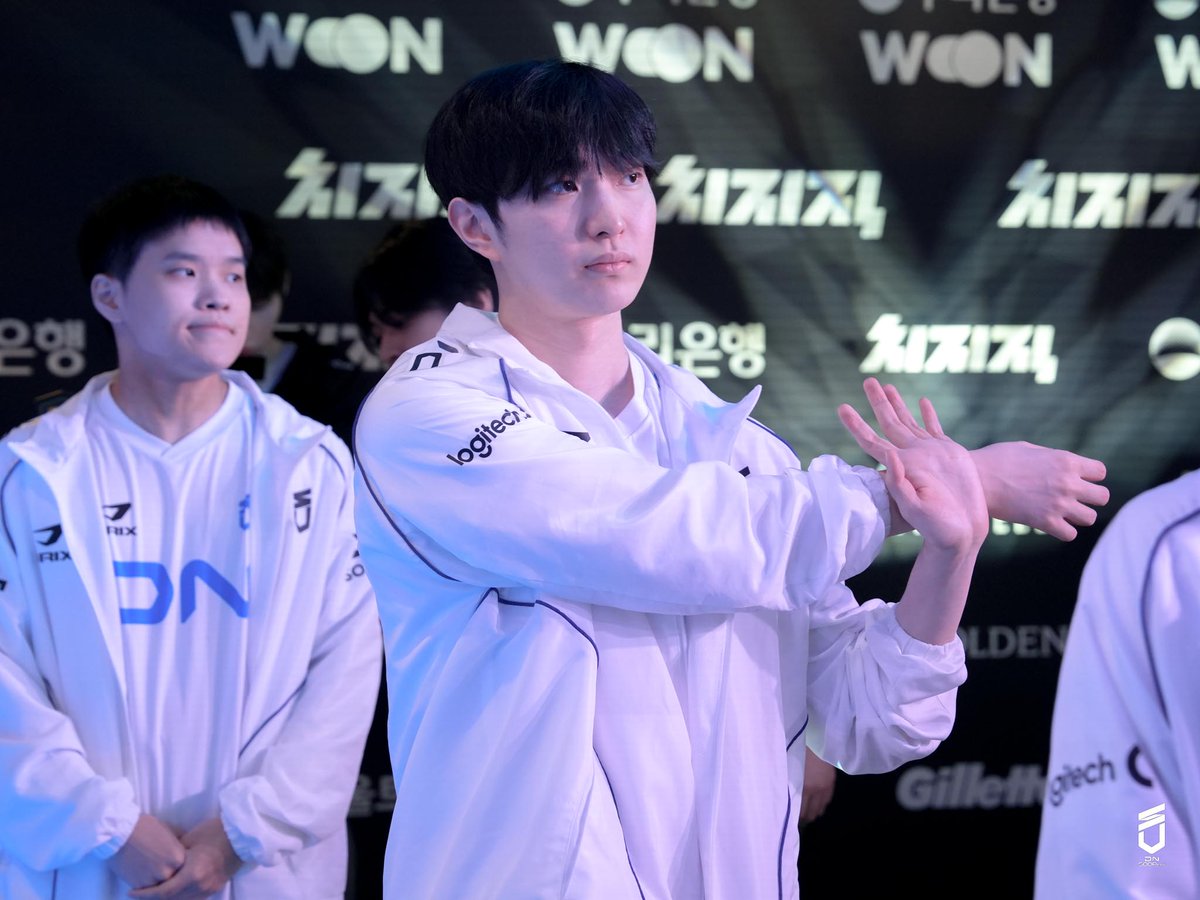 SOOPers_LoL's tweet image. [𝗦𝗢𝗢𝗣𝗲𝗿𝘀 𝗕𝗲𝗵𝗶𝗻𝗱 📸 - 𝗟𝗖𝗞 𝗥𝗢𝗨𝗡𝗗 𝟭, 𝟱.𝟬𝟭 🆚 𝗕𝗥𝗢]

DN SOOPers 선수단의 LCK ROUND 1 BRO 전 경기 현장👀
1R 응원해주신 팬 여러분 정말 감사드립니다💙

🔽비하인드 보러가기🔽
sooplive.com/station/freecs…

#STAYSHARP #DNS #DNSWIN