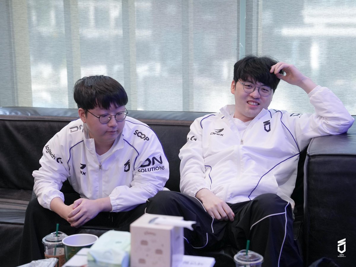 SOOPers_LoL's tweet image. [𝗦𝗢𝗢𝗣𝗲𝗿𝘀 𝗕𝗲𝗵𝗶𝗻𝗱 📸 - 𝗟𝗖𝗞 𝗥𝗢𝗨𝗡𝗗 𝟭, 𝟱.𝟬𝟭 🆚 𝗕𝗥𝗢]

DN SOOPers 선수단의 LCK ROUND 1 BRO 전 경기 현장👀
1R 응원해주신 팬 여러분 정말 감사드립니다💙

🔽비하인드 보러가기🔽
sooplive.com/station/freecs…

#STAYSHARP #DNS #DNSWIN