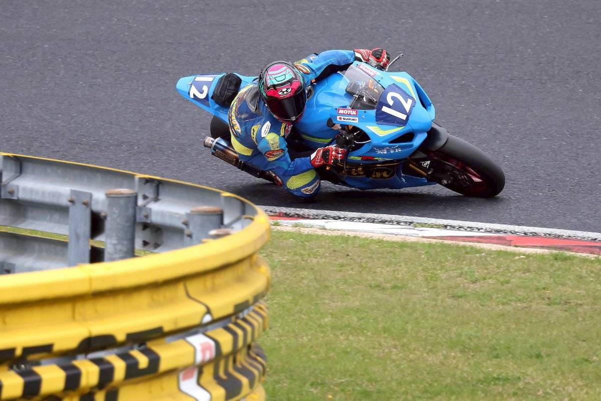 fexer_21's tweet photo. 岡山ロードレース第2戦
予選:総合4位(クラス1位)
決勝:総合2位(クラス1位)

1000ccに上がって初の雨レースでした！正直不安だらけでしたが、完走できました！
ドライでのタイムはまだまだなので、しっかり練習していきます！

 #浜松チームタイタン 
 #suzuki
#gsxr1000r 
#岡山ロードレース https://t.co/MOcGETZThp