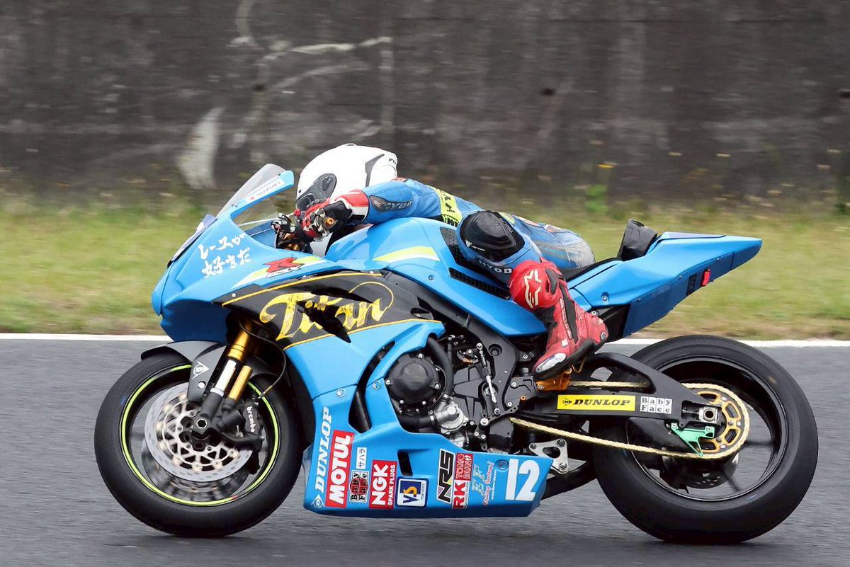 fexer_21's tweet photo. 岡山ロードレース第2戦
予選:総合4位(クラス1位)
決勝:総合2位(クラス1位)

1000ccに上がって初の雨レースでした！正直不安だらけでしたが、完走できました！
ドライでのタイムはまだまだなので、しっかり練習していきます！

 #浜松チームタイタン 
 #suzuki
#gsxr1000r 
#岡山ロードレース https://t.co/MOcGETZThp