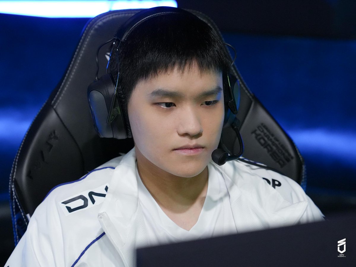 SOOPers_LoL's tweet image. [𝗦𝗢𝗢𝗣𝗲𝗿𝘀 𝗕𝗲𝗵𝗶𝗻𝗱 📸 - 𝗟𝗖𝗞 𝗥𝗢𝗨𝗡𝗗 𝟭, 𝟱.𝟬𝟭 🆚 𝗕𝗥𝗢]

DN SOOPers 선수단의 LCK ROUND 1 BRO 전 경기 현장👀
1R 응원해주신 팬 여러분 정말 감사드립니다💙

🔽비하인드 보러가기🔽
sooplive.com/station/freecs…

#STAYSHARP #DNS #DNSWIN
