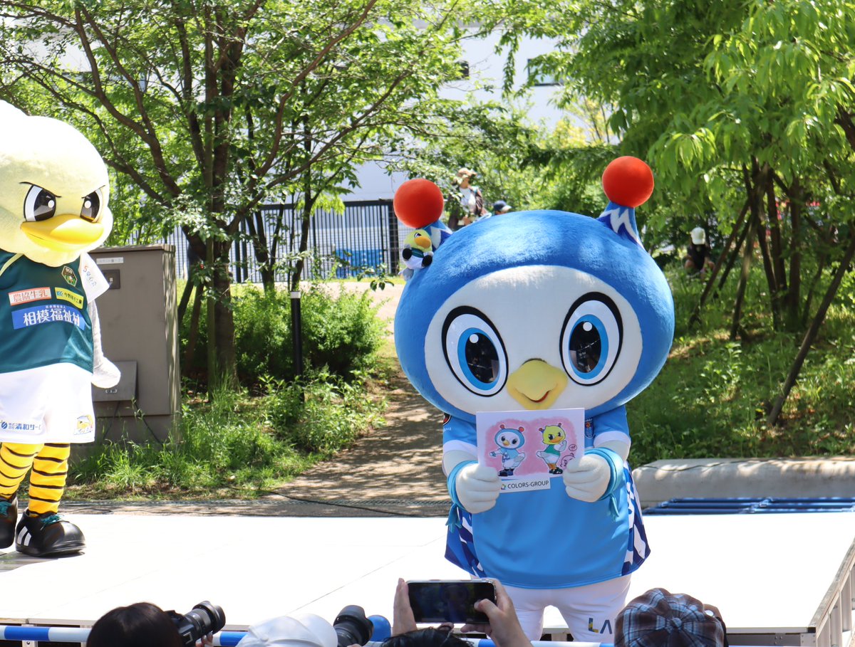 randonneesan's tweet image. 前の席に座ってる人に自慢してた
#フリ丸  #yokohamafc 
#ガミティ #SC相模原