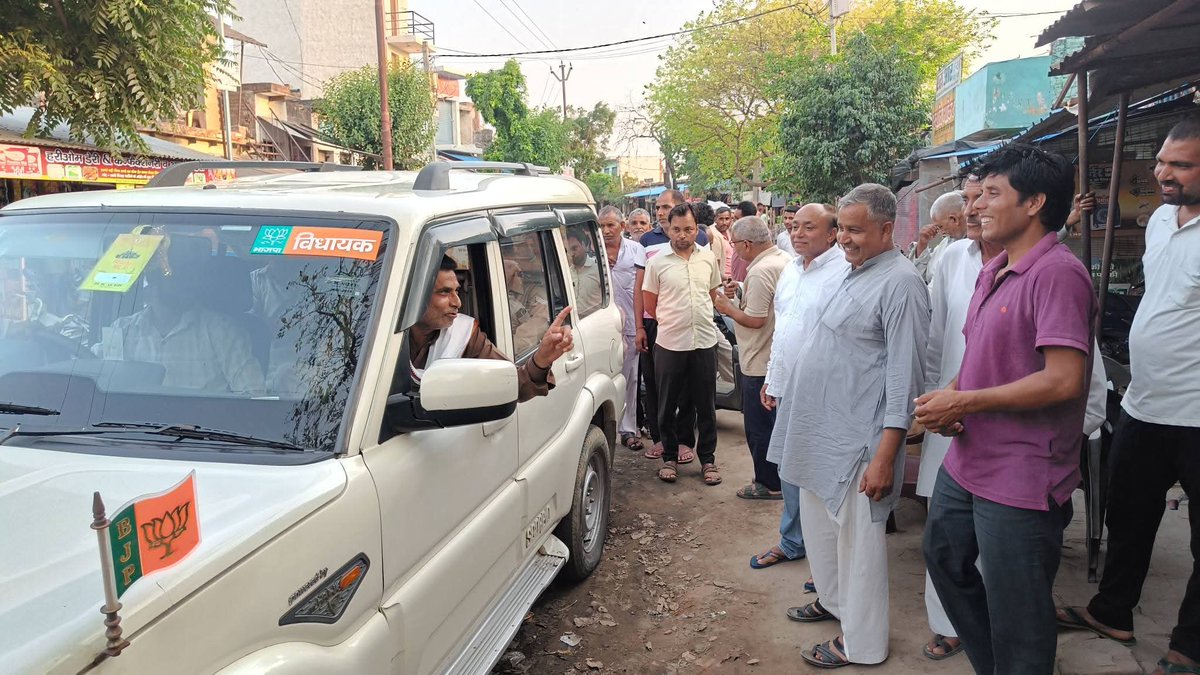 #योगी_सरकार_आपके_द्वार 
आज विधानसभा बुलंदशहर के ग्राम अगौता में सहकारी समिति के चैयरमैन रवि शर्मा जी की दुकान पर पहुंचकर सम्मानित क्षेत्र वासियों की समस्या सुनकर संबंधित आधार अधिकारी को निर्देशित किया।
#PMOIndia #nitinnabin #BJP4IND  #BJPWESTUP  #BJPGovernment #ChiefMinisterOff